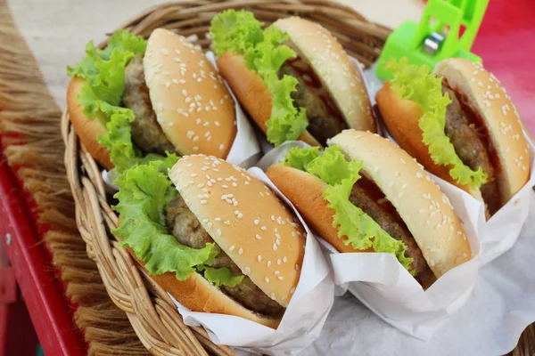 Hamburgery wieprzowina z warzywami o Sprzedawcy uliczni — Zdjęcie stockowe