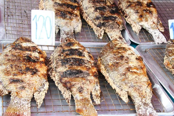 Le poisson grillé est délicieux sur le marché — Photo