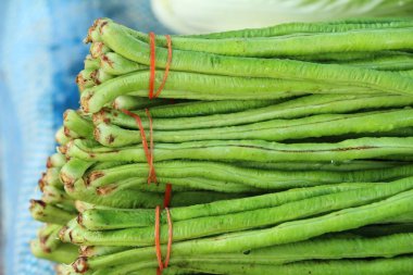Belgili tanımlık çarşı içinde yemek pişirmek için uzun fasulye