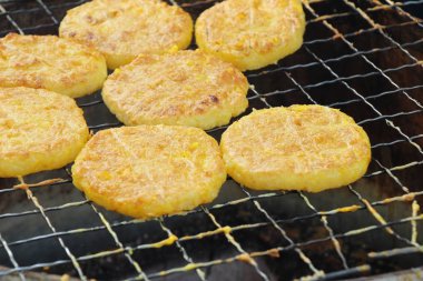 Izgara yapışkan pirinç soba üzerine yumurta kaplama