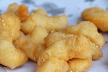 Derin kızarmış hamur lezzetli sopa içinde çarşı