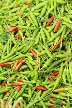 Belgili tanımlık çarşı içinde yemek pişirmek için taze biber