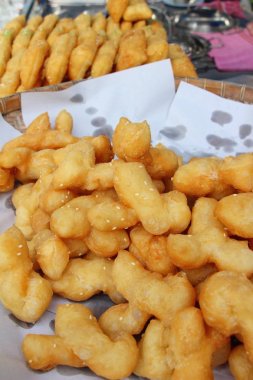 Derin kızarmış hamur lezzetli sopa içinde çarşı