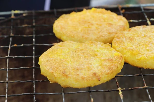 Izgara yapışkan pirinç soba üzerine yumurta kaplama