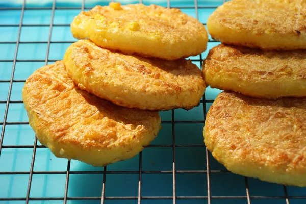 Izgara yapışkan pirinç soba üzerine yumurta kaplama