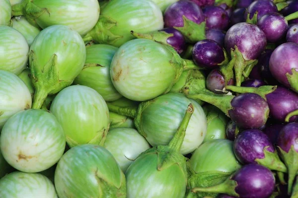 Aubergine fraîche verte bio sur le marché — Photo