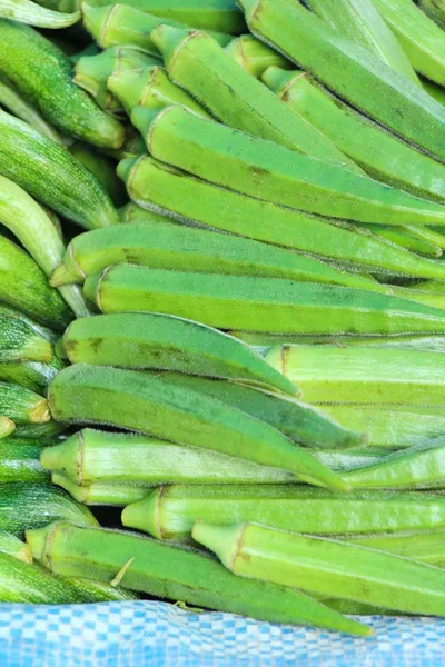 Okra fresca para cocinar en la comida callejera — Foto de Stock