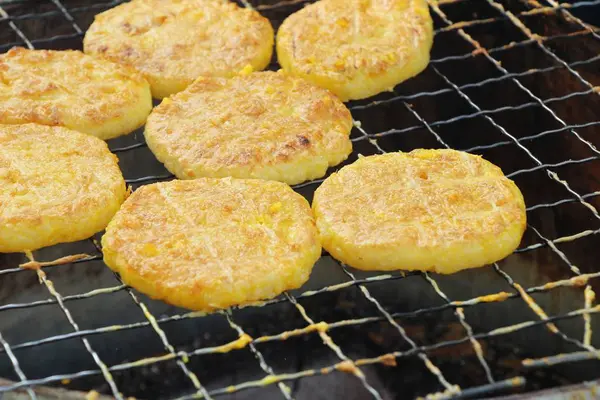 Izgara yapışkan pirinç soba üzerine yumurta kaplama