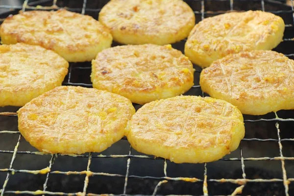 Izgara yapışkan pirinç soba üzerine yumurta kaplama