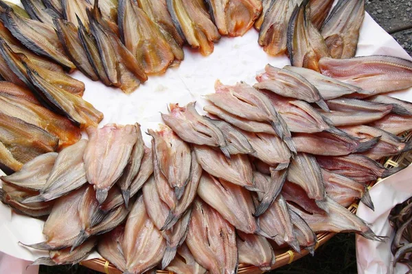 Pesce essiccato per cucinare nel mercato — Foto Stock