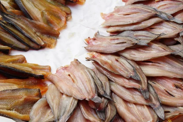 belgili tanımlık çarşı içinde yemek pişirmek için kurutulmuş balık