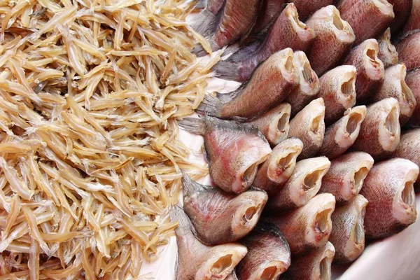 Сушеная рыба для приготовления пищи на рынке — стоковое фото
