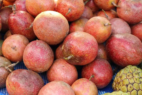 Passionsfrucht schmeckt beim Streetfood — Stockfoto