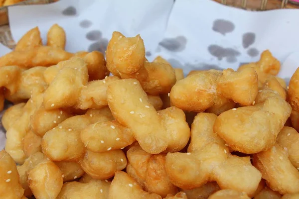 Derin kızarmış hamur lezzetli sopa içinde çarşı