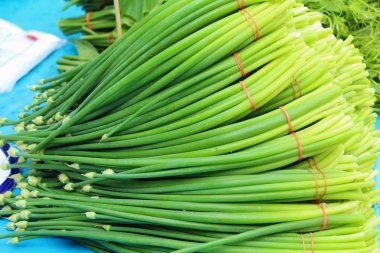 Soğan çiçek kök pazarda yemek pişirmek için