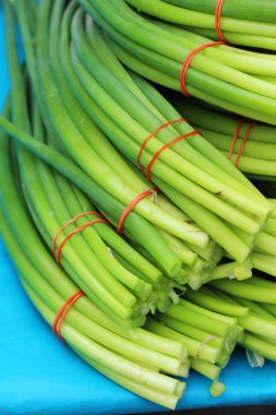 Soğan çiçek kök pazarda yemek pişirmek için