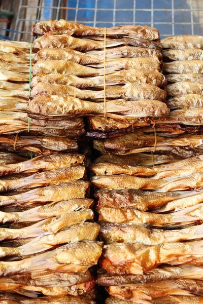 Сушеная рыба для приготовления пищи на рынке — стоковое фото