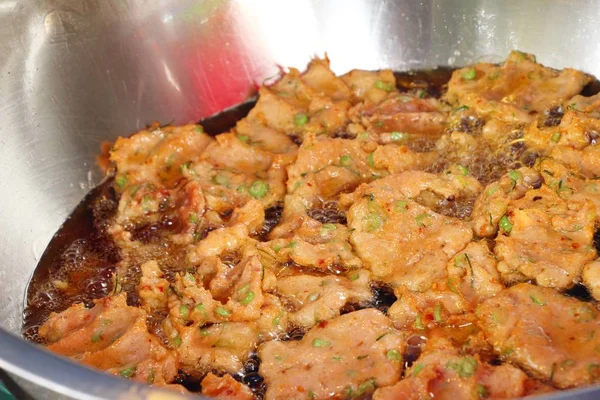 Gebratener Fischkuchen mit Sauce ist köstlich — Stockfoto