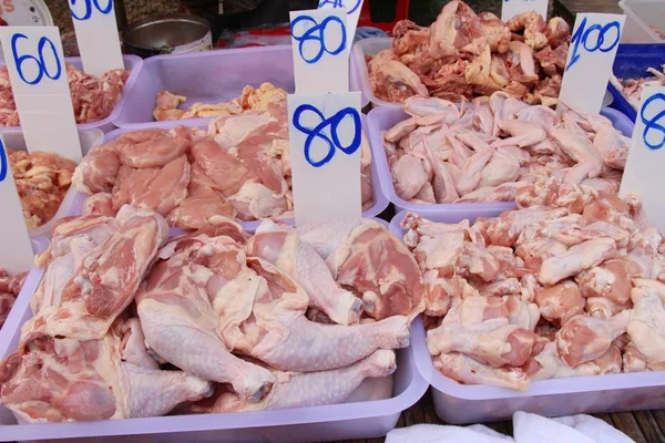 Pollo fresco per cucinare nel mercato — Foto Stock