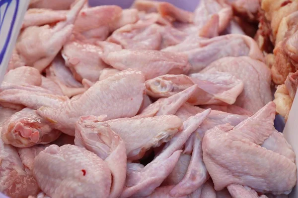 Pollo fresco per cucinare nel mercato — Foto Stock