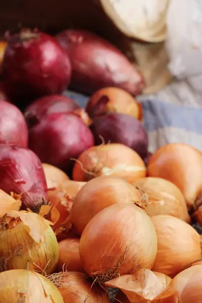 Onions and shallots for cooking at market — Stock Photo, Image