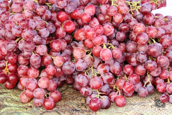 Свежий фруктовый виноград вкусный в уличной еде — стоковое фото