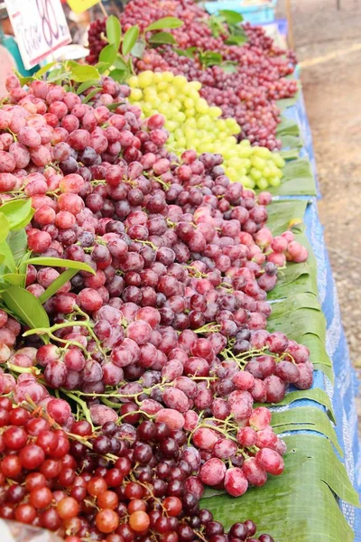 Färska fruktdruvor läckra på gatumat — Stockfoto