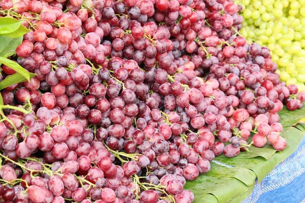 Свежий фруктовый виноград вкусный в уличной еде — стоковое фото