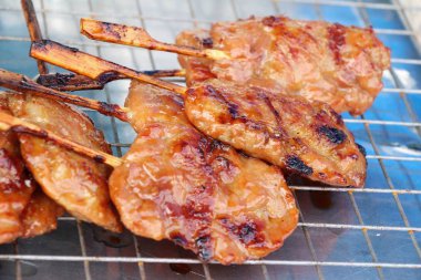 belgili tanımlık çarşı içinde kavrulmuş domuz eti lezzetlidir