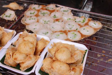 Hindistan cevizi sütü karıştırın şeker ve un, Tay tatlı