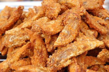 Kızarmış tavuk sokak gıda lezzetlidir