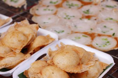 Hindistan cevizi sütü karıştırın şeker ve un, Tay tatlı