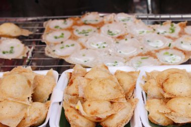 Hindistan cevizi sütü karıştırın şeker ve un, Tay tatlı