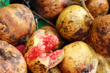 Nar meyve sokak gıda lezzetlidir