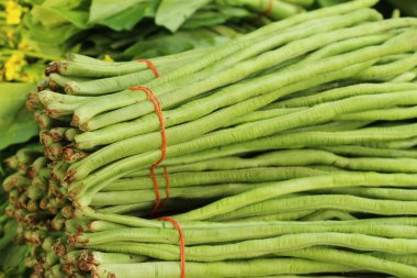 Belgili tanımlık çarşı içinde yemek pişirmek için uzun fasulye