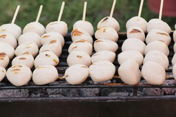 Grillwurst und Frikadelle sind lecker — Stockfoto