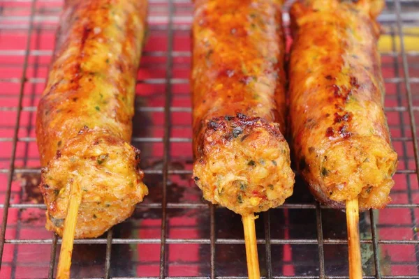 Izgara sosis Asya pazarında lezzetlidir