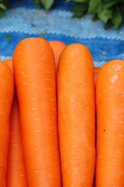 Свіжа органічна морква на ринку — стокове фото