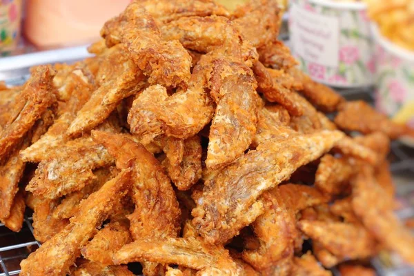 Kızarmış tavuk sokak gıda lezzetlidir