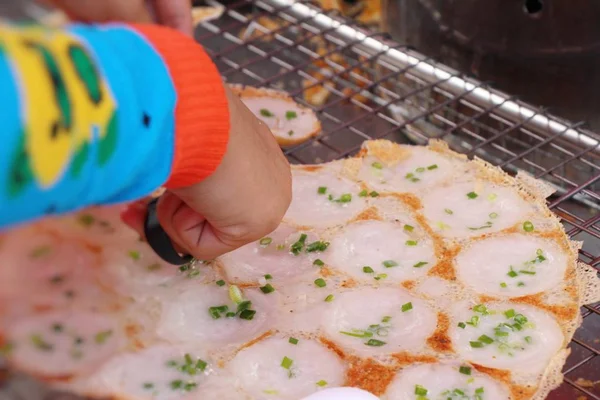 Hindistan cevizi sütü karıştırın şeker ve un, Tay tatlı