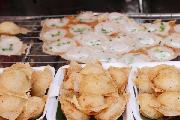 Hindistan cevizi sütü karıştırın şeker ve un, Tay tatlı