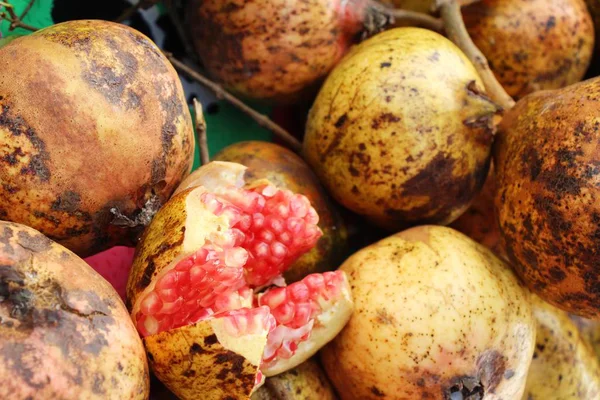 Nar meyve sokak gıda lezzetlidir