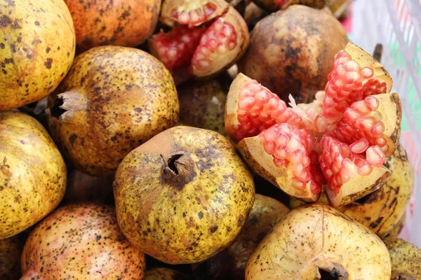 Nar meyve sokak gıda lezzetlidir