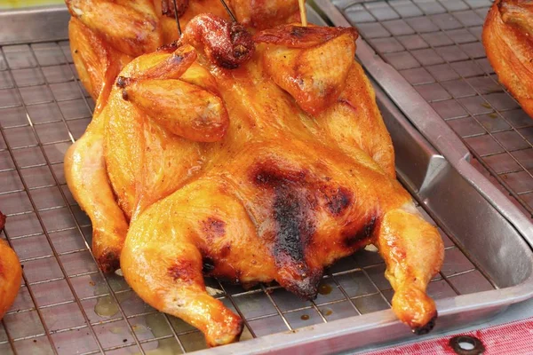 Ayam panggang sangat enak di pasaran. — Stok Foto