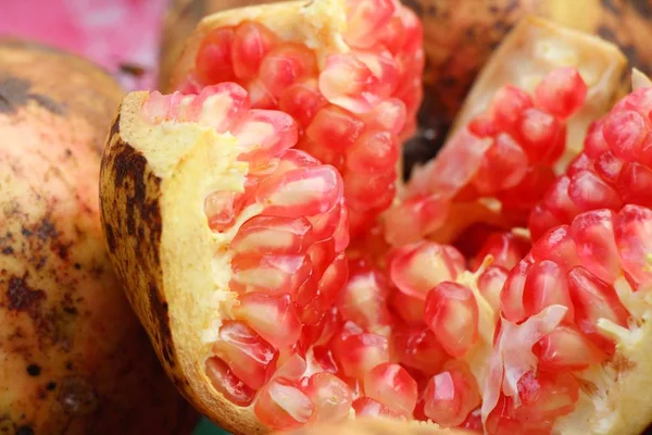 Nar meyve sokak gıda lezzetlidir