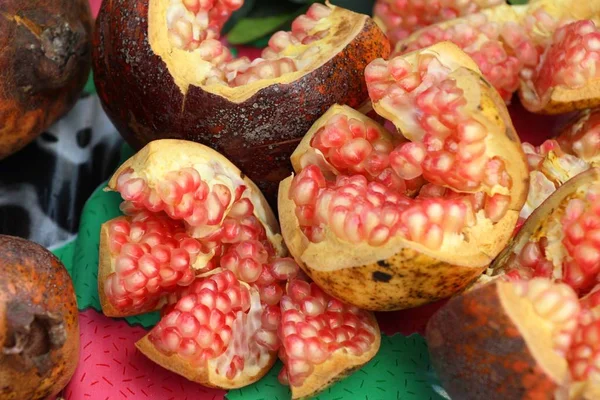 Nar meyve sokak gıda lezzetlidir