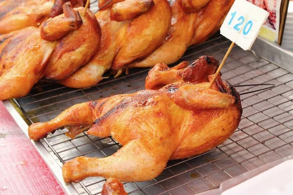 Kurczak z grilla jest pyszne na rynku — Zdjęcie stockowe