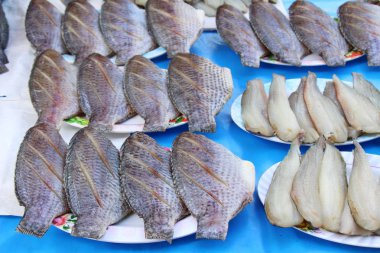 belgili tanımlık çarşı içinde yemek pişirmek için kurutulmuş balık