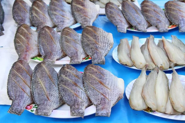 Belgili tanımlık çarşı içinde yemek pişirmek için kurutulmuş balık — Stok fotoğraf