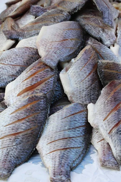 Pesce essiccato per cucinare nel mercato — Foto Stock